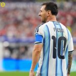 Miroslav Klose Beri Selamat kepada Lionel Messi