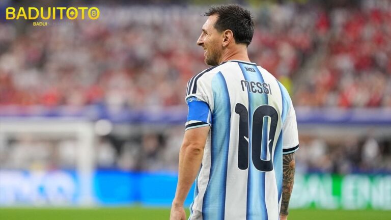 Miroslav Klose Beri Selamat kepada Lionel Messi